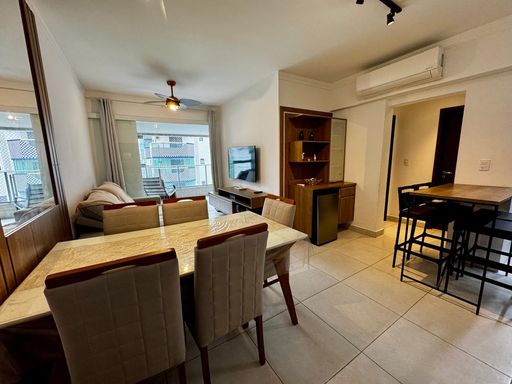 ampla sala 2 ambientes com ar condicionado, acesso a varanda gourmet e aos dormitórios