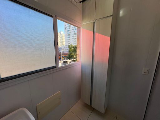 área de serviço bem iluminada e arejada, com armário planejado