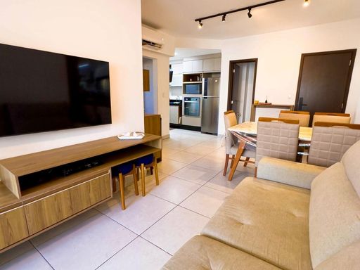 ampla sala 2 ambientes com ar condicionado, semi integrada a cozinha, com acesso a entrada principal