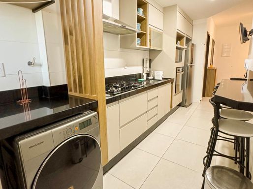 cozinha com armários planejados de primeiríssima qualidade, ampla pia em granito preta e acesso a entrasda principal