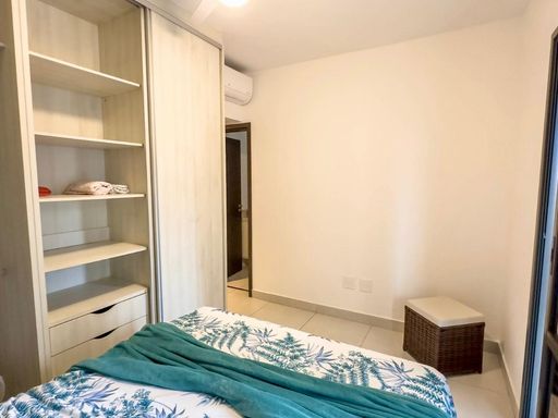 suíte master com ar condicionado, móveis planejados e acesso a varanda gourmet