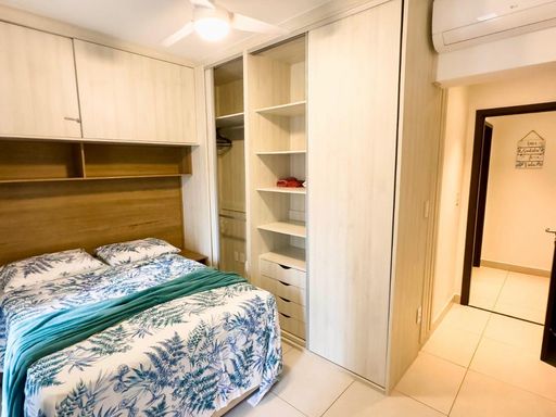 suíte master com ar condicionado, móveis planejados e acesso a varanda gourmet