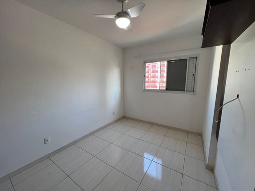 dormitório 2 com móveis planejados e ventilador de teto