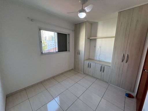 dormitório 3 com móveis planejados e ventilador de teto