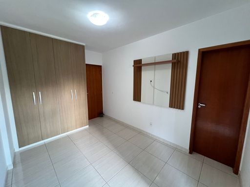 ampla suíte com acesso a varanda gourmet envidraçada