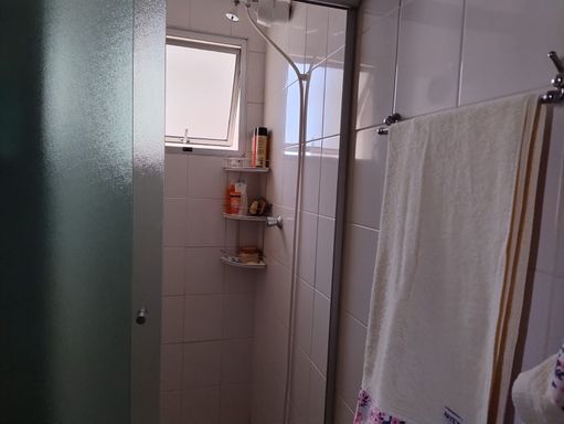 banheiro bem arejado com box de vidro