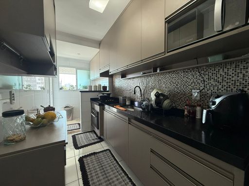 cozinha com móveis planejados de primeira qualidade, semi integrada a área de serviço bem arejada com acesso a varanda gourmet