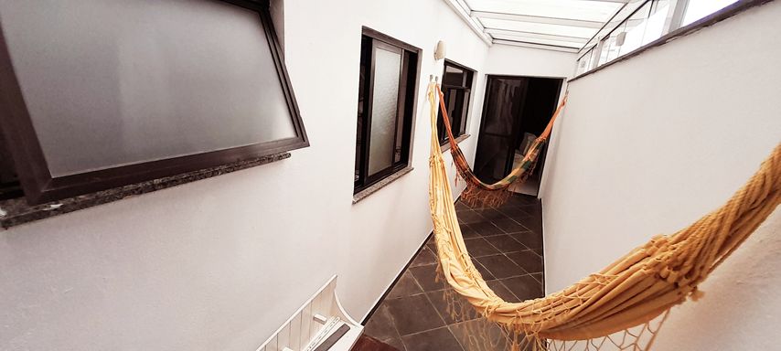 ampla varanda com cobertura envidraçada bem arejada