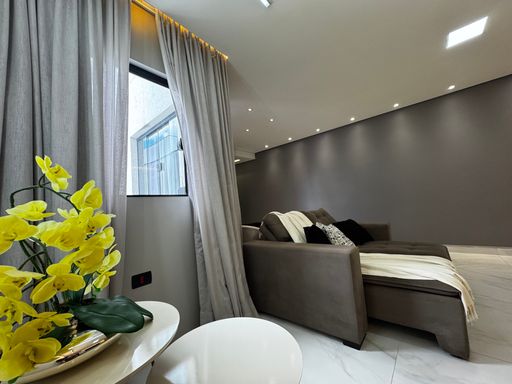 Ampla sala decorada, em porcelanato com ventilação cruzada, teto rebaixado e sistema de iluminação impecável