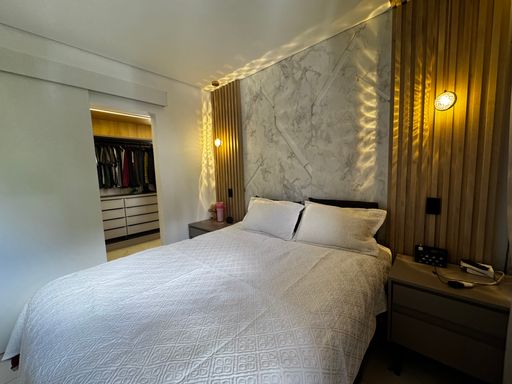 suíte impecável com sistema de iluminação diferenciada, sacada com vista livre e acesso ao closet