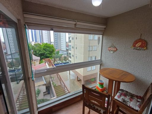 sacada envidraçada com vista livre privilegiada e cortina blackout