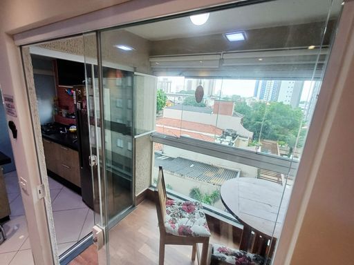 sacada com acesso a cozinha com porta de vidro nas duas laterais