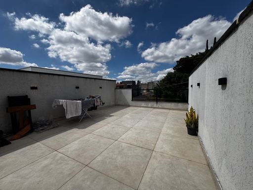 área externa livre com vista privilegiada e espaço para construção de piscina ou jacuzzi