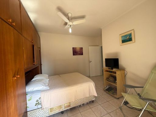 ampla suíte com acesso a sacada com tela de proteção, ar condicionado e ventilador de teto