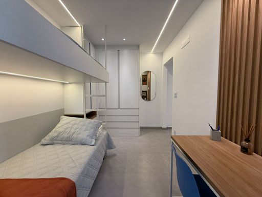 dormitório 2 com móveis planejados, sistema de iluminação ultra moderna e acesso a varanda envidraçada