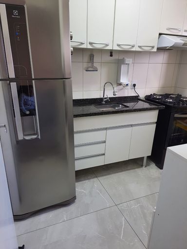 cozinha com armários embutidos e pia em granito preta