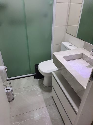 banheiro com box blindex e armário