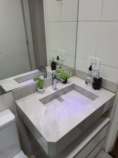 banheiro com box blindex e armário