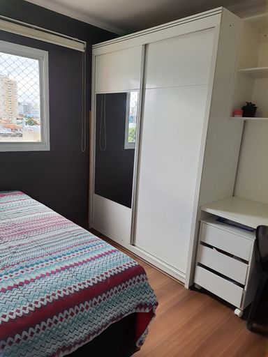 dormitório 2 bem arejado com móveis planejados e espaço home office