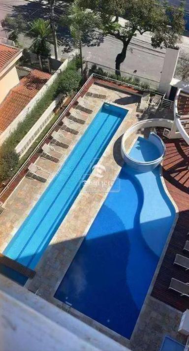 2 piscinas adulto e infantil sendo uma com raia
