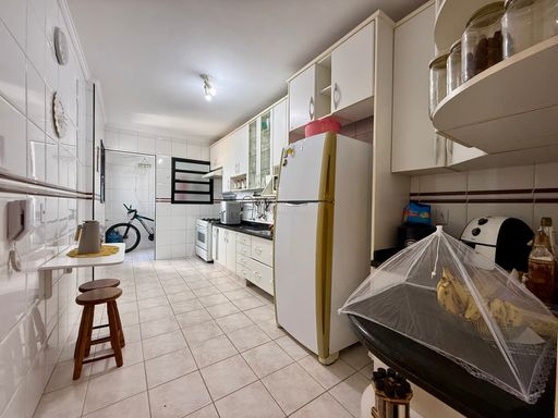 Cozinha ampla com móveis planejados