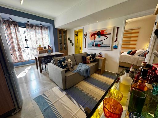 ampla sala arejada e bem iluminada, com acesso a suíte e ao banheiro social