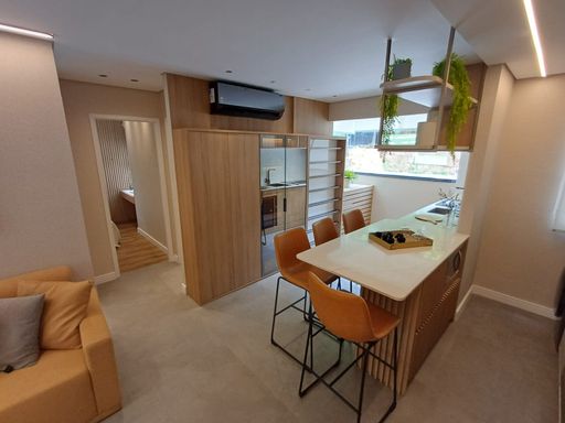 foto do decorado da sala ampla 2 ambientes semi integrada a sala de serviço