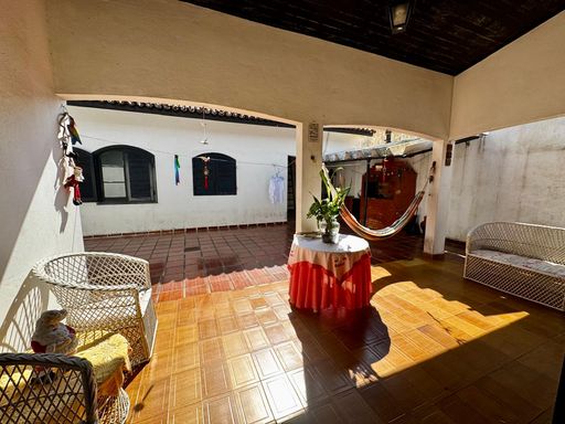 varanda aconchegante com amplo quintal nos fundos e com churrasqueira a carvão