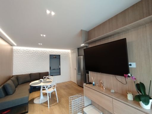 sala ampla 2 ambientes com acesso a entrada principal, teto rebaixado com sistema de iluminação diferenciada