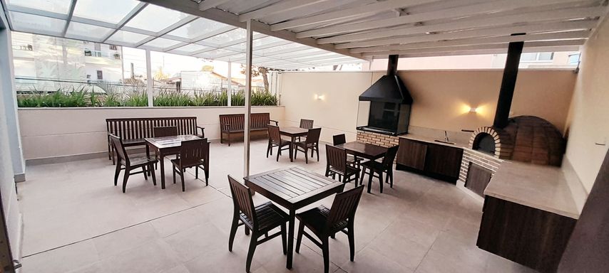 área gourmet com churrasqueira a carvão e forno a lenha