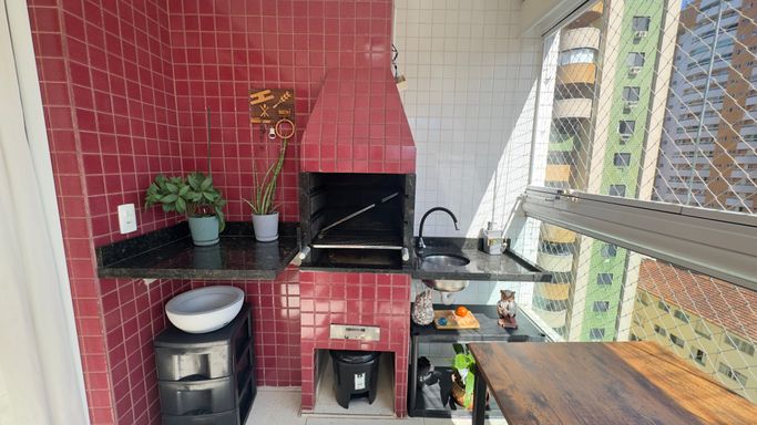 Varanda envidraçada com churrasqueira a carvão e vista livre