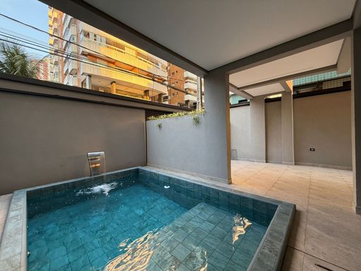 piscina privativa do condomínio com cascata