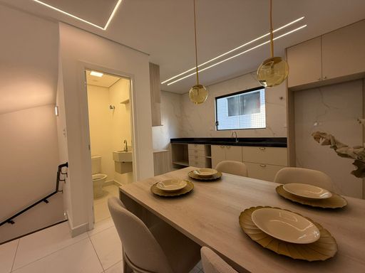 sala 2 ambientes, sistema de iluminação impecável, semi integrada com a cozinha e com móveis planejados de primeira qualidade