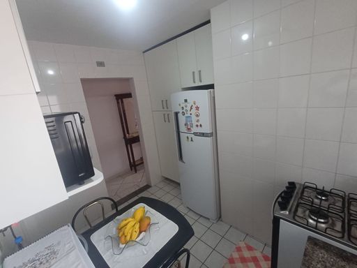 ampla cozinha bem arejada com armários planejados
