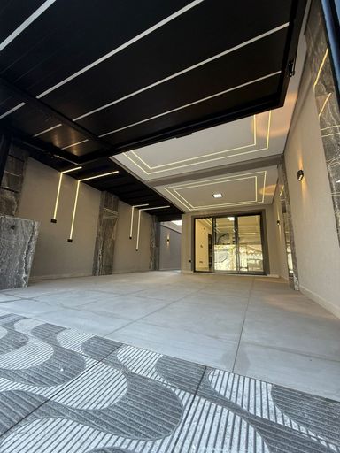 entrada principal com iluminação em LED na garagem ampla para 2 automóveis e acesso a ampla sala 2 ambientes com porta de correr de vidro