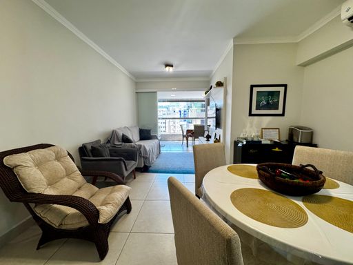 sala ampla com 2 ambientes e integração com a sacada