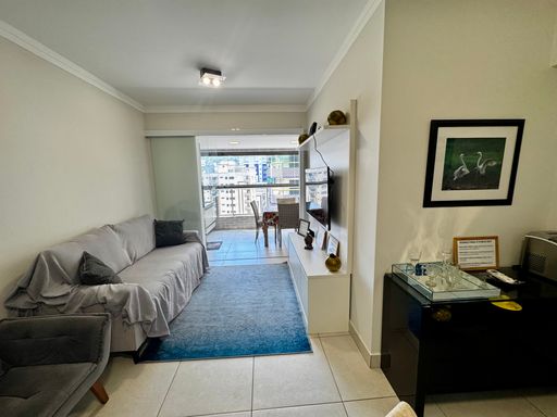 sala ampla com 2 ambientes e integração com a sacada