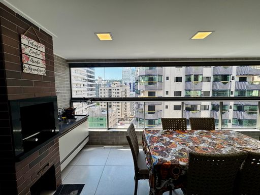 varanda gourmet com churrasqueira a carvão