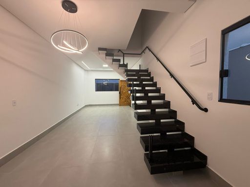 sala ampla 2 ambientes com teto rebaixado e sistema de iluminação embutida em total requinte