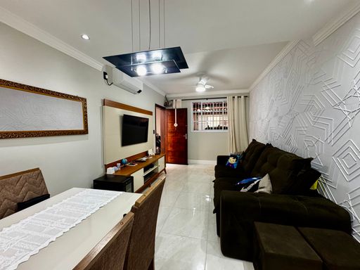 sala bem iluminada com 2 ambientes