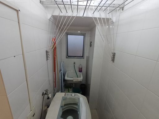 área de serviço com armário planejado, porta camarão e varal em alumínio com varetas individuais