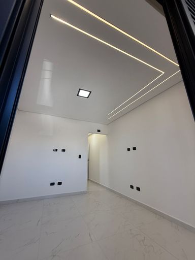 ampla suíte com acesso a varanda e com sistema de iluminação em LED