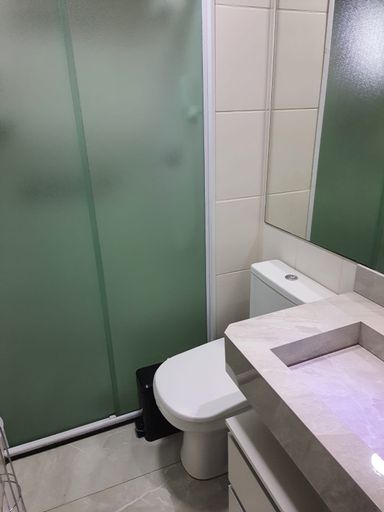 banheiro com box blindex e armário