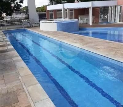 2 piscinas adulto e infantil sendo uma com raia