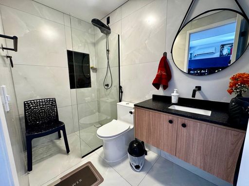 banheiro da suíte com box blindex, nicho e armário planejado