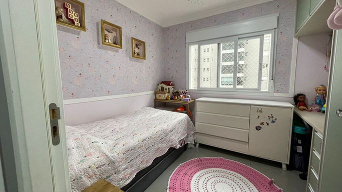 segundo dormitório com móveis planejados, papel de parede e janela estilo persiana blackout