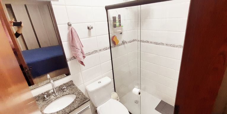 banheiro da suíte com armário planejado e box blindex