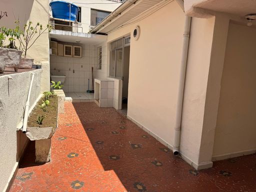 ampla área de serviço com acesso ao quintal