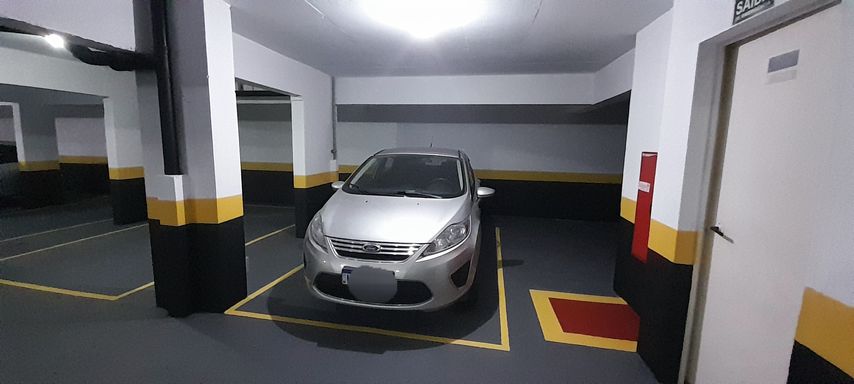 ampla vaga de garagem no -3 demarcada e coberta