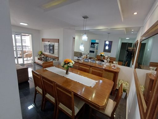 sala ampla 2 ambientes com acesso a varanda gourmet, espelho, teto rebaixado e sistema de iluminação diferenciada